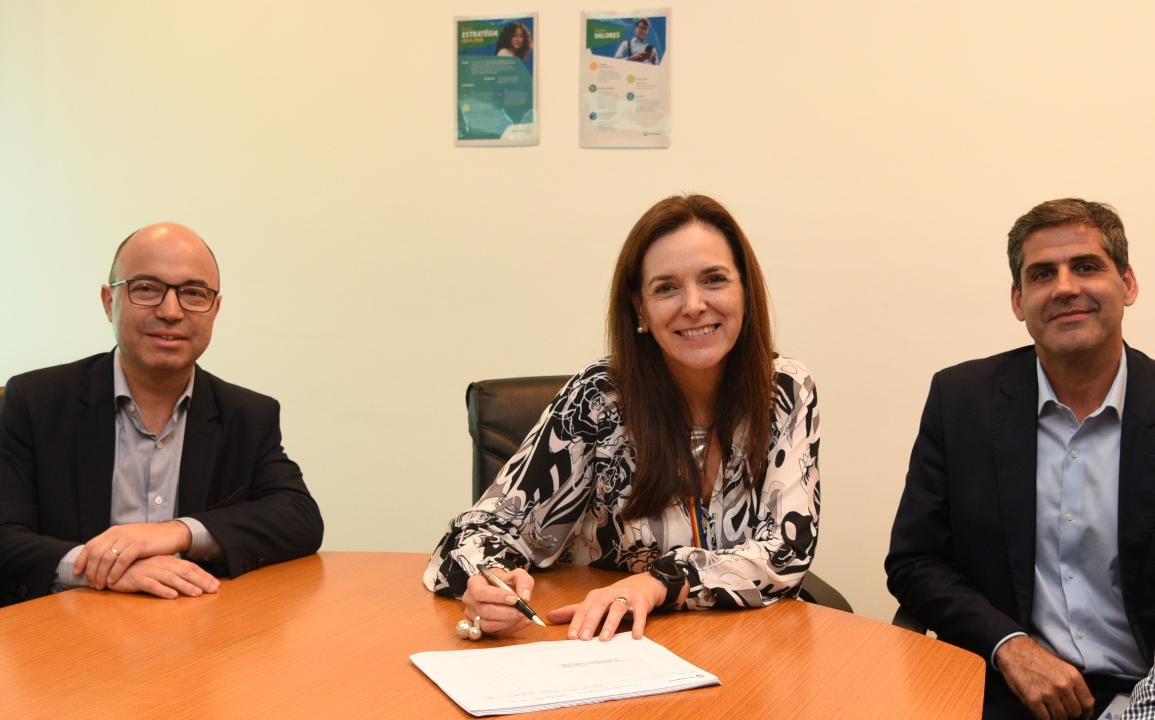 Petrobras' Finance and Investor Relations Director, Fernando Melgarejo, Petrobras' Engineering, Technology, and Innovation Director, Renata Baruzzi, and SLB OneSubsea's Brazil Regional Director, Carlos Tadeu Cunha, during the contract signing